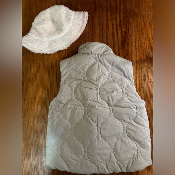 J. Crew  Girls’ reversible quilted vest with PrimaLoft & Sherpa Bucket Hat - Picture 9 of 9